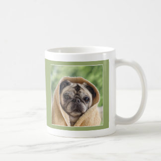 Mops abgedeckt in der Liebe-Mops-Tasse durch Möpse Kaffeetasse