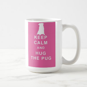 MOPS BEHALTEN RUHIGE UMARMUNG DAS KAFFEETASSE