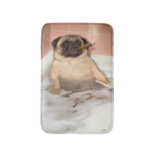 Mops, der die Blase im Bad nimmt Badematte