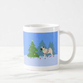 Mops, der einen Weihnachtsbaum im Wald schmückt Kaffeetasse