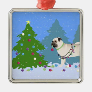 Mops, der einen Weihnachtsbaum im Wald schmückt Ornament Aus Metall