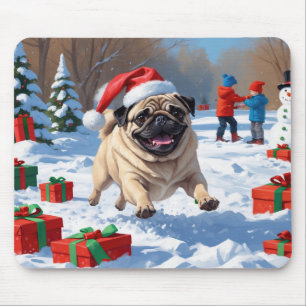 Mops, der mit Weihnachtsmütze im Schnee läuft Mousepad
