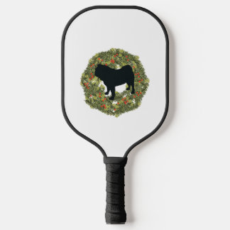 Mops der SchattenSilhouette Hund in einem Kranz Pickleball Schläger