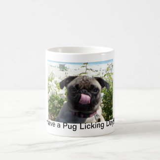Mops, der TagesTasse leckt Kaffeetasse