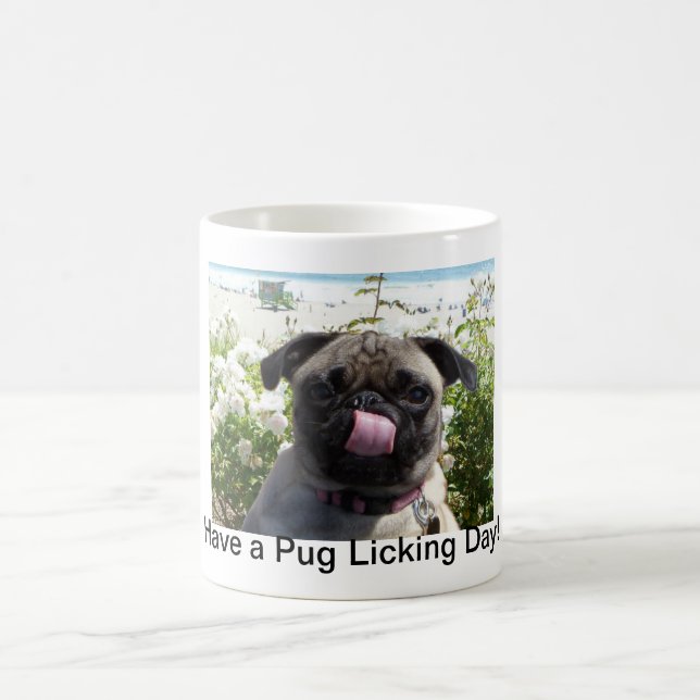 Mops, der TagesTasse leckt Kaffeetasse (Mittel)