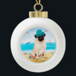 Mops Dog on Beach Keramik Kugel-Ornament<br><div class="desc">Ein Mops, der am Strand sitzt, ist eine gute Geschenkidee für jemanden, der diese Hundin Liebe.</div>