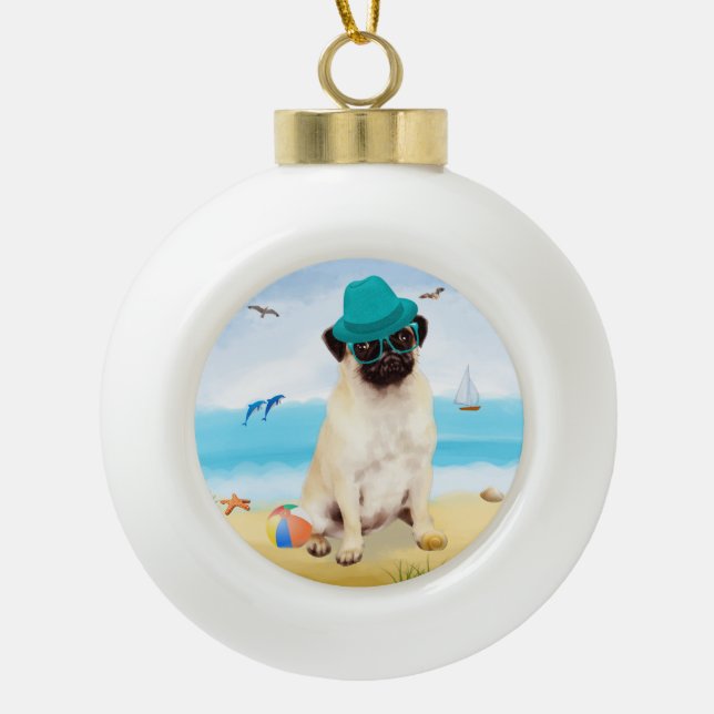 Mops Dog on Beach Keramik Kugel-Ornament (Vorderseite)