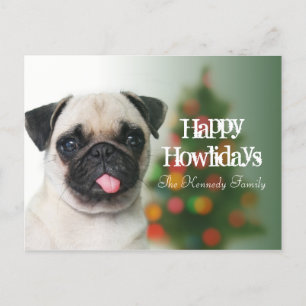 Mops gegen Weihnachtsbaum mit Bukett Feiertagspostkarte