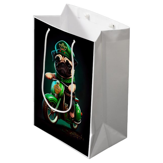Mops Hund Fahrrad St. Patrick's Day Mittlere Geschenktüte (Vorderseite Schrägansicht)