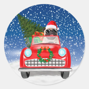 Mops-Hund fährt Auto im Schnee Weihnachten Runder Aufkleber