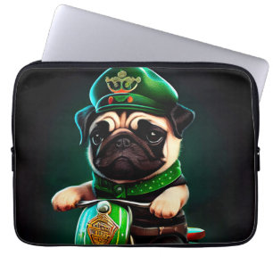 Mops-Hund fährt Fahrrad am St. Patrick's Day Laptopschutzhülle