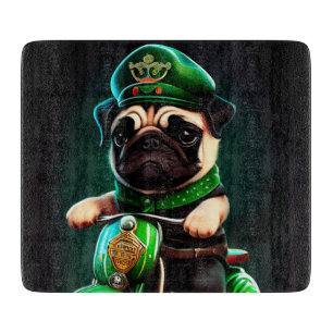 Mops-Hund fährt Fahrrad am St. Patrick's Day Schneidebrett