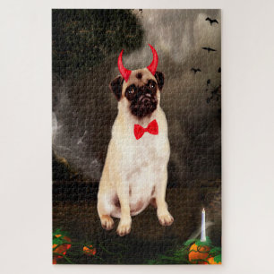 Mops-Hund im Halloween-Kostüm