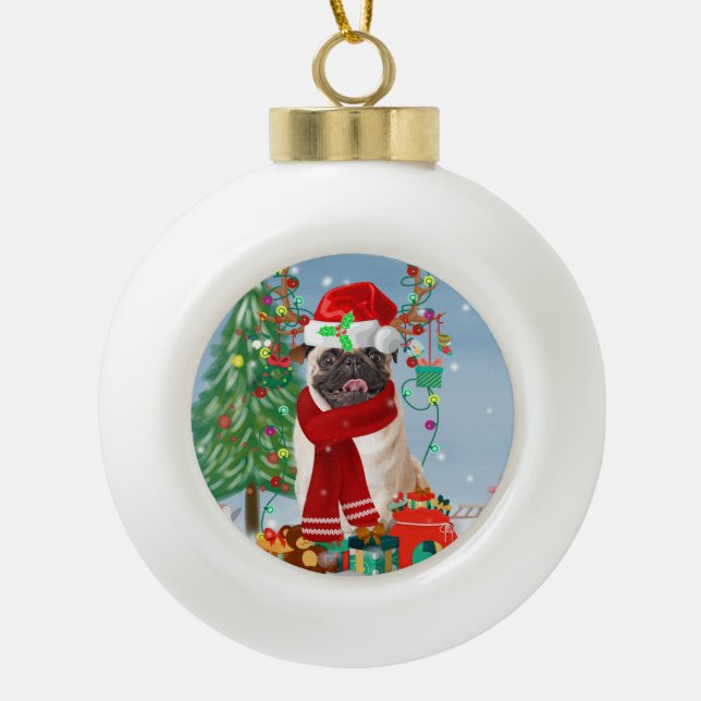 Mops Hund im Schnee mit Weihnachtsgeschenken Keramik Kugel-Ornament (Vorderseite)