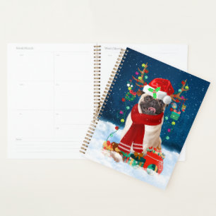Mops Hund im Schnee mit Weihnachtsgeschenken Planer