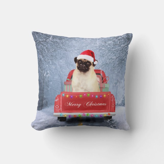 Mops Hund im Schnee sitzen im Weihnachtswagen Kissen (Vorderseite)