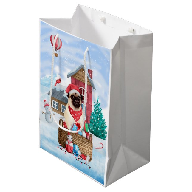 Mops Hund im Schnee Weihnachtshundehaus Mittlere Geschenktüte (Vorderseite Schrägansicht)