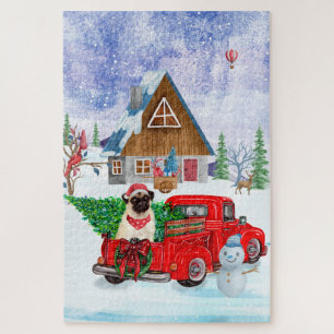 Mops-Hund im Weihnachtslieferwagen Schnee