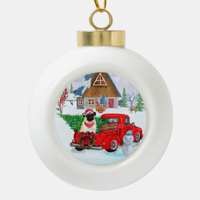 Mops Hund in der Weihnachtslieferung LKW Schnee Keramik Kugel-Ornament (Vorderseite)