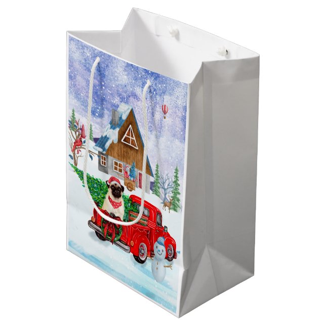 Mops Hund in der Weihnachtslieferung LKW Schnee Mittlere Geschenktüte (Vorderseite Schrägansicht)