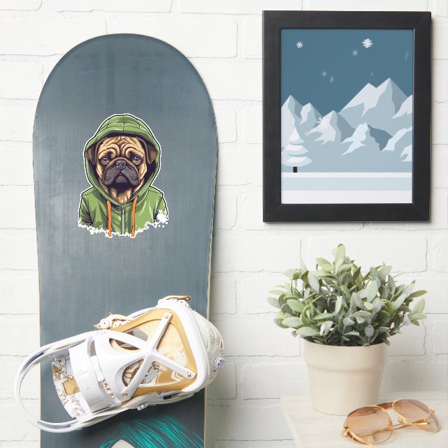 Mops Hund trägt grüne Hoodie Aufkleber (Snowboard)