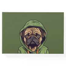 Mops Hund trägt grüne Hoodie