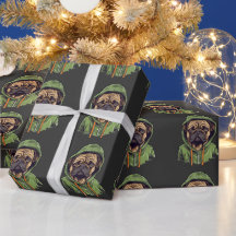 Mops Hund trägt grüne Hoodie