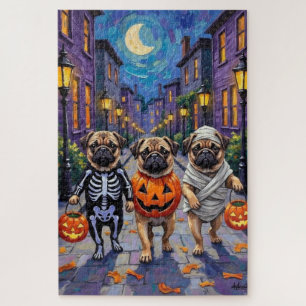 Mops-Hunde beim Trick-or-Treat in Halloween-Kostüm