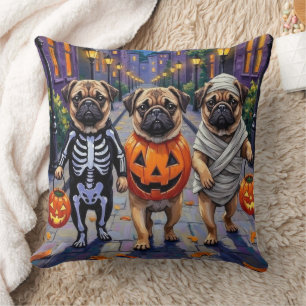 Mops-Hunde beim Trick-or-Treat in Halloween-Kostüm Kissen