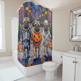 Mops Hunde Trick-oder-Treating in Halloween-Kostüm Duschvorhang