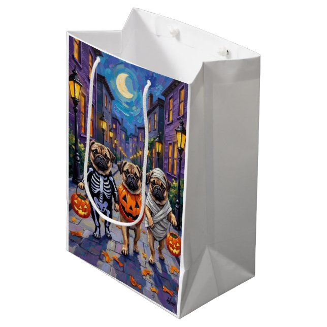 Mops Hunde Trick-oder-Treating in Halloween-Kostüm Mittlere Geschenktüte (Vorderseite Schrägansicht)