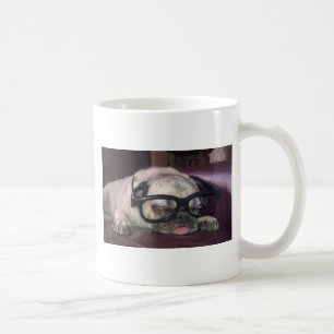 Mops in den Gläsern Kaffeetasse