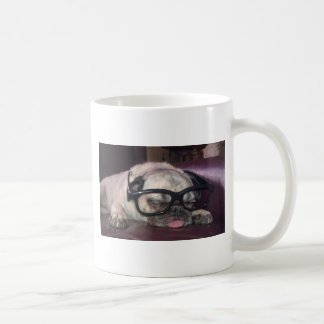 Mops in den Gläsern Kaffeetasse