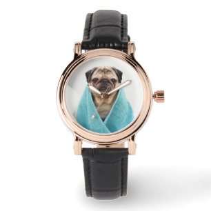 Mops in einem Handtuch Armbanduhr