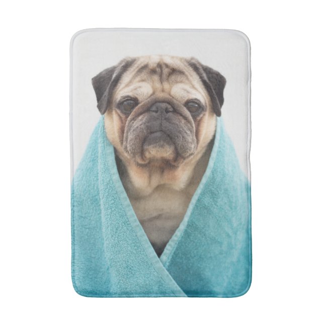 Mops in einem Handtuch Badematte (Vorderseite Vertikal)