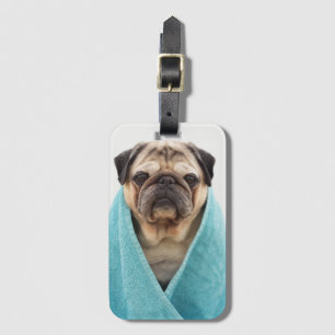 Mops in einem Handtuch Gepäckanhänger