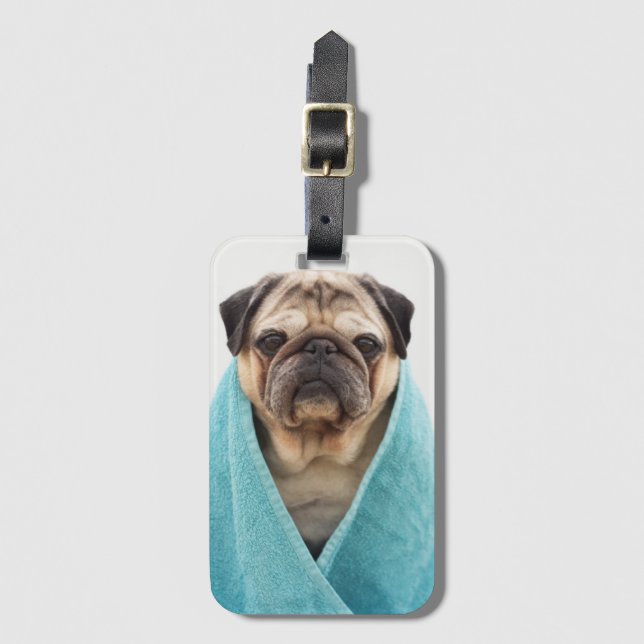 Mops in einem Handtuch Gepäckanhänger (Vorderseite Vertikal)