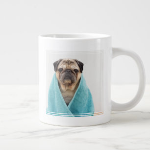 Mops in einem Handtuch Jumbo-Tasse
