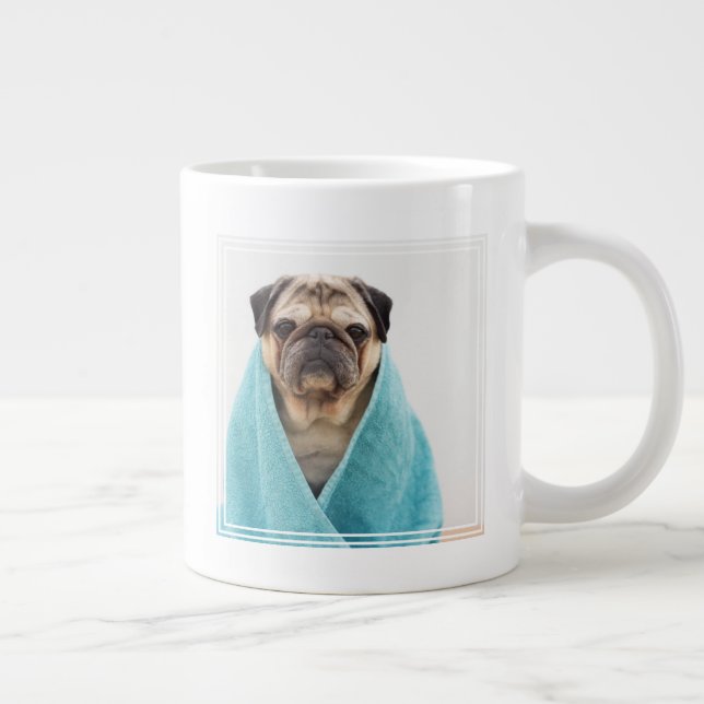 Mops in einem Handtuch Jumbo-Tasse (Rechts)