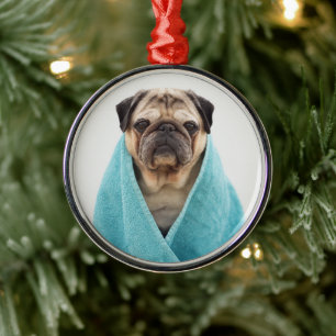Mops in einem Handtuch Ornament Aus Metall