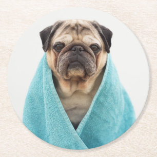 Mops in einem Handtuch Runder Pappuntersetzer