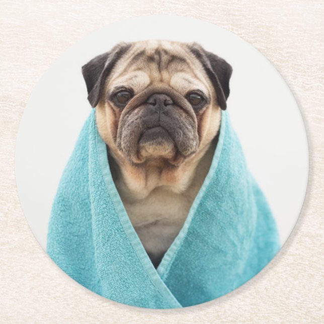 Mops in einem Handtuch Runder Pappuntersetzer (Vorderseite)