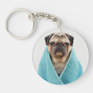 Mops in einem Handtuch Schlüsselanhänger
