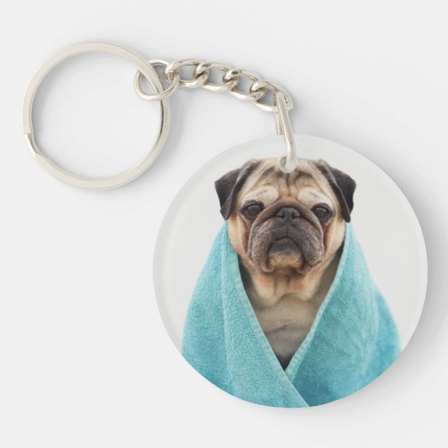 Mops in einem Handtuch Schlüsselanhänger (Vorderseite)