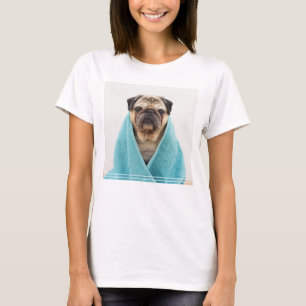 Mops in einem Handtuch T-Shirt