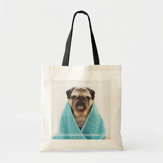 Mops in einem Handtuch Tragetasche (Vorne)