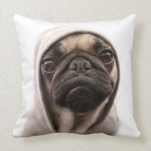 Mops in einem Hoodie Kissen