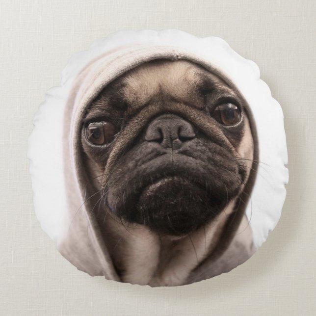 Mops in einem Hoodie Rundes Kissen (Vorderseite)