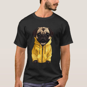 Mops in einem Regenmantel T-Shirt