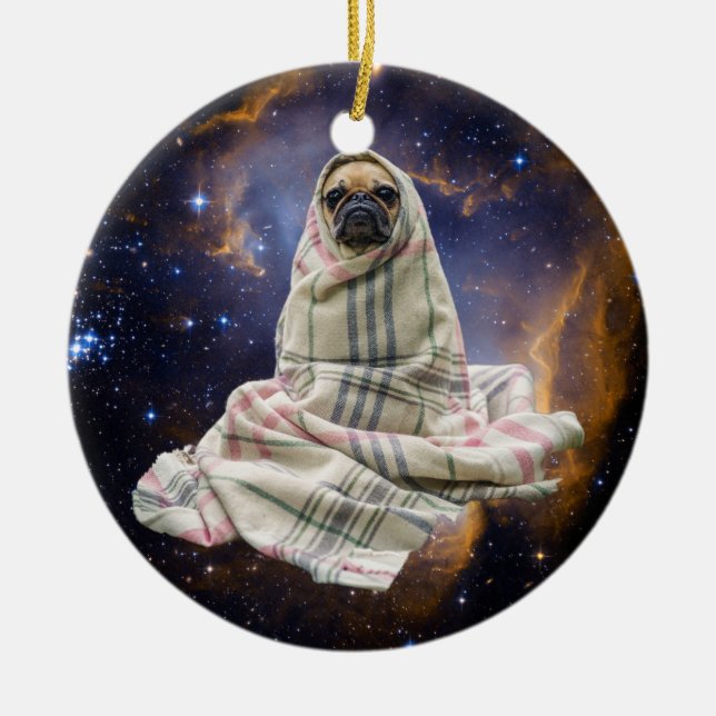 Mops in einer Decke im Weltraum Keramik Ornament (Vorne)